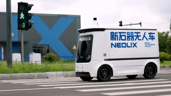 新石器第六代X3系列无人车。